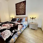 La Casa Di Sarah Aspetta Voi Neapel